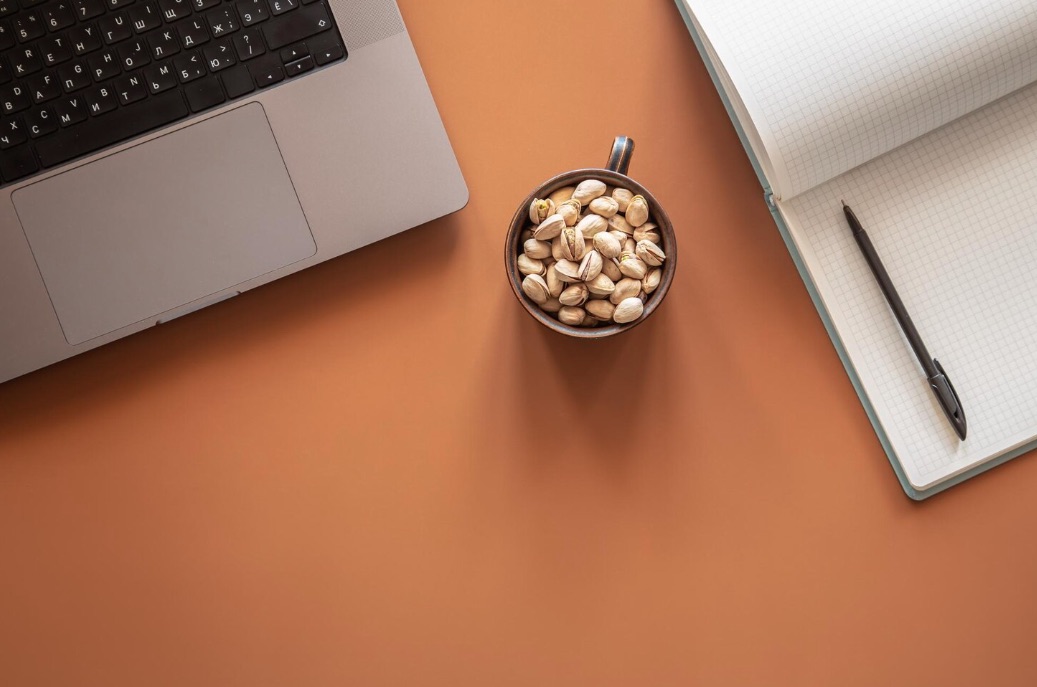 Scrivania produttiva con notebook e caffè